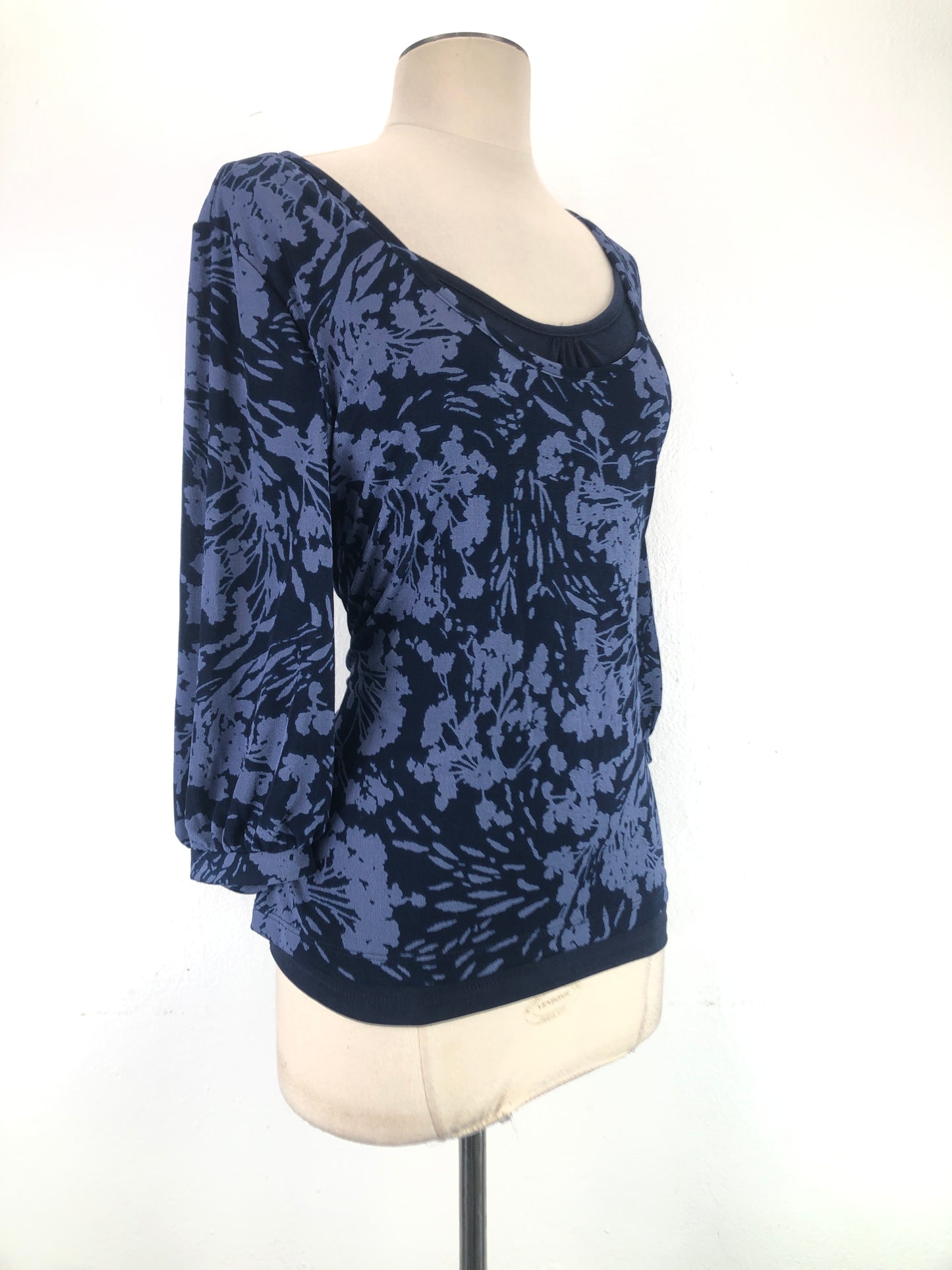 Blusa Azul marino de Flores Jaclyn Smith