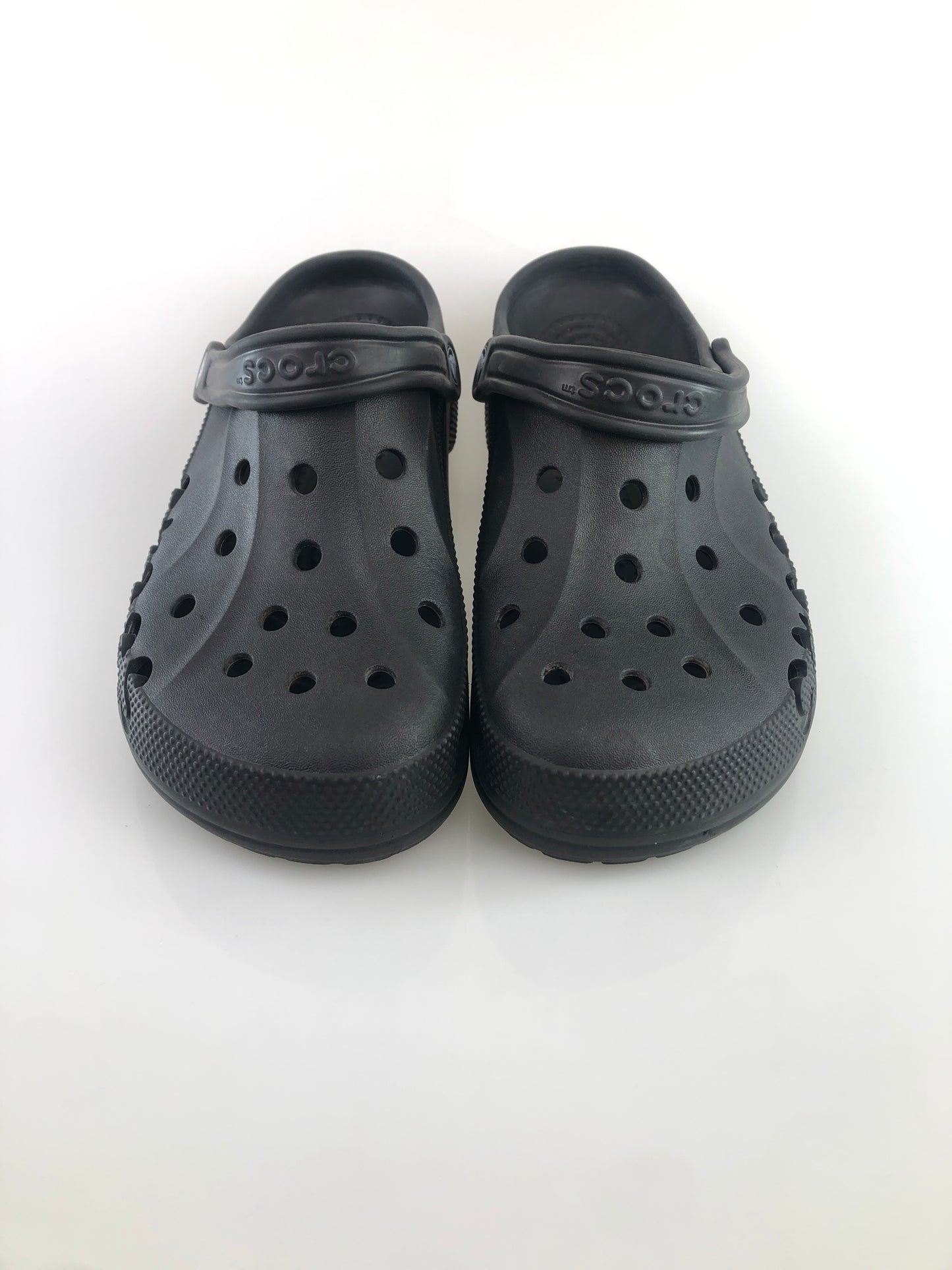 Sandalia Negro Con diseño de crocs al lado
