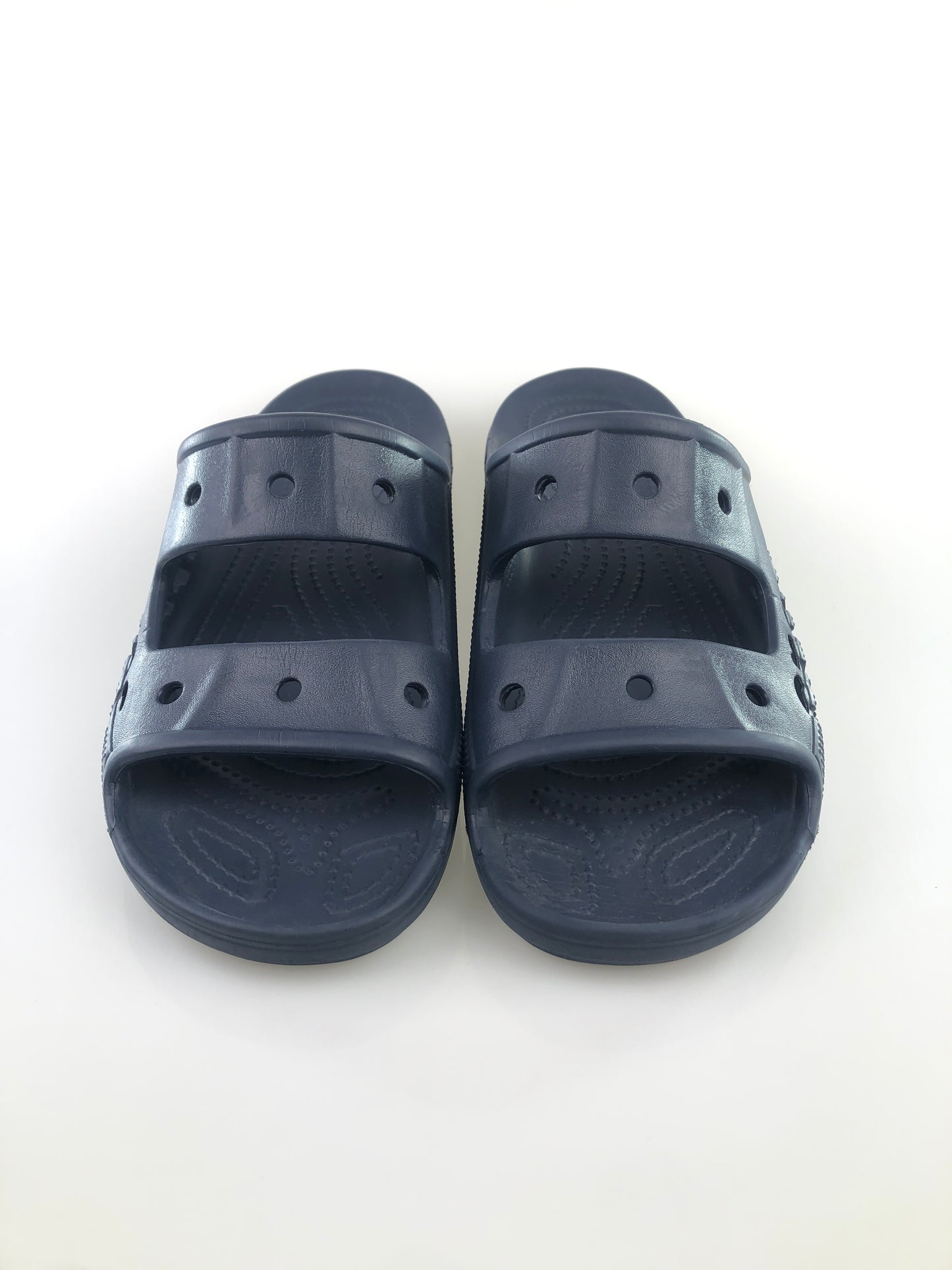 Sandalia Azul Ocuro Con Diseño de Crocs al lado