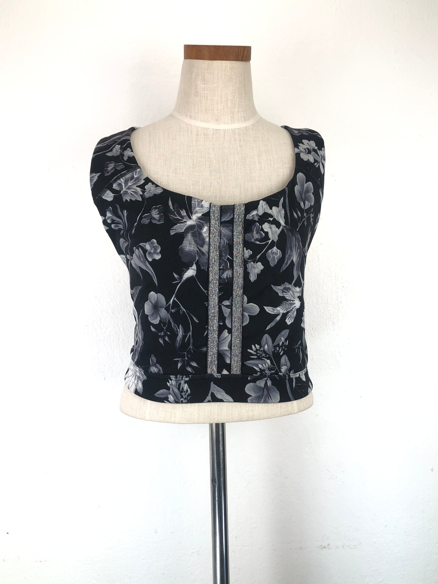 Blusita Negro de Flores Deportivo Old Navy