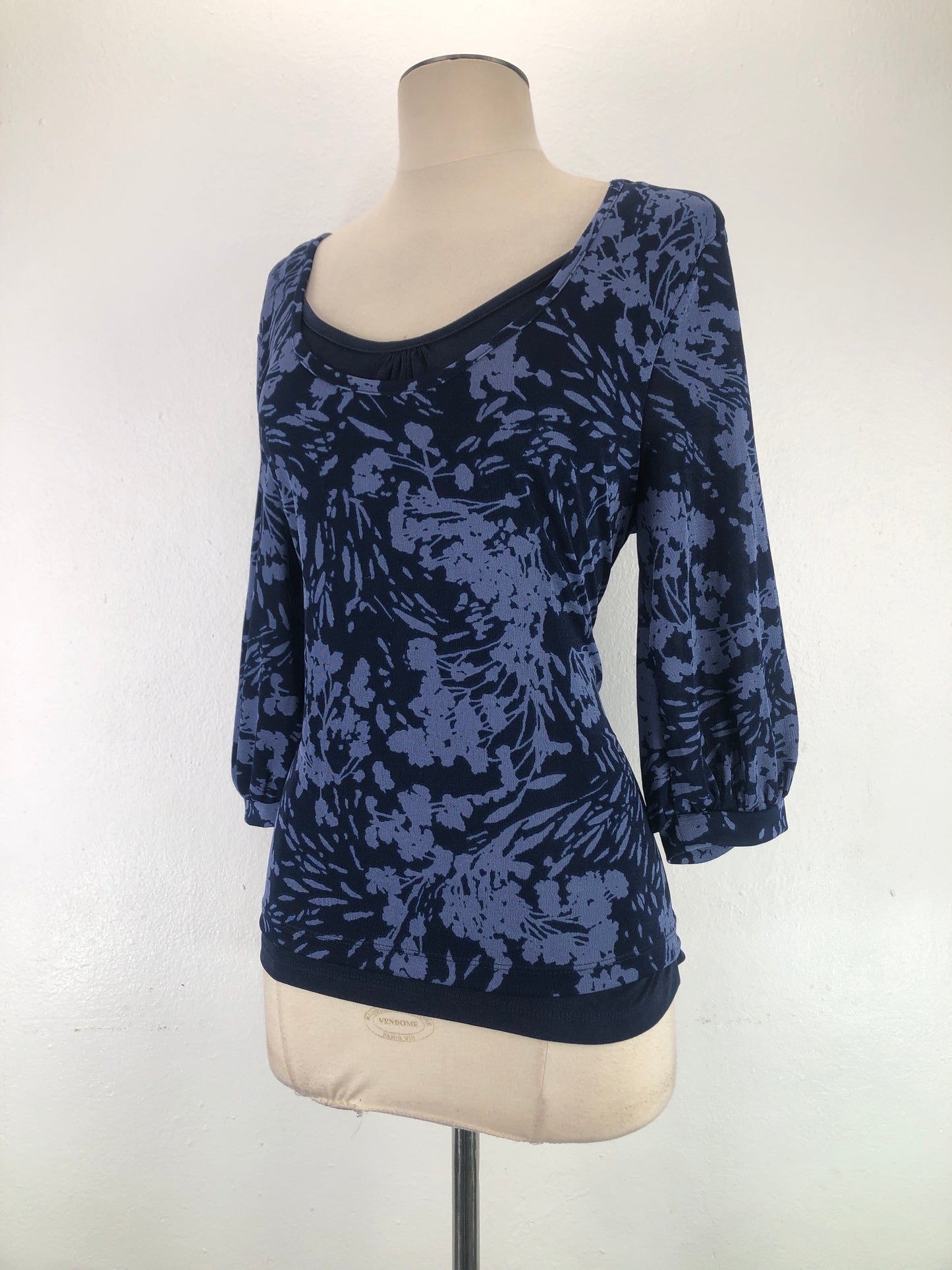 Blusa Azul marino de Flores Jaclyn Smith