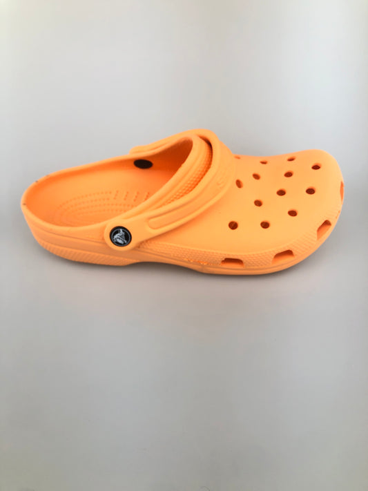 Sandalia naranja Crocs