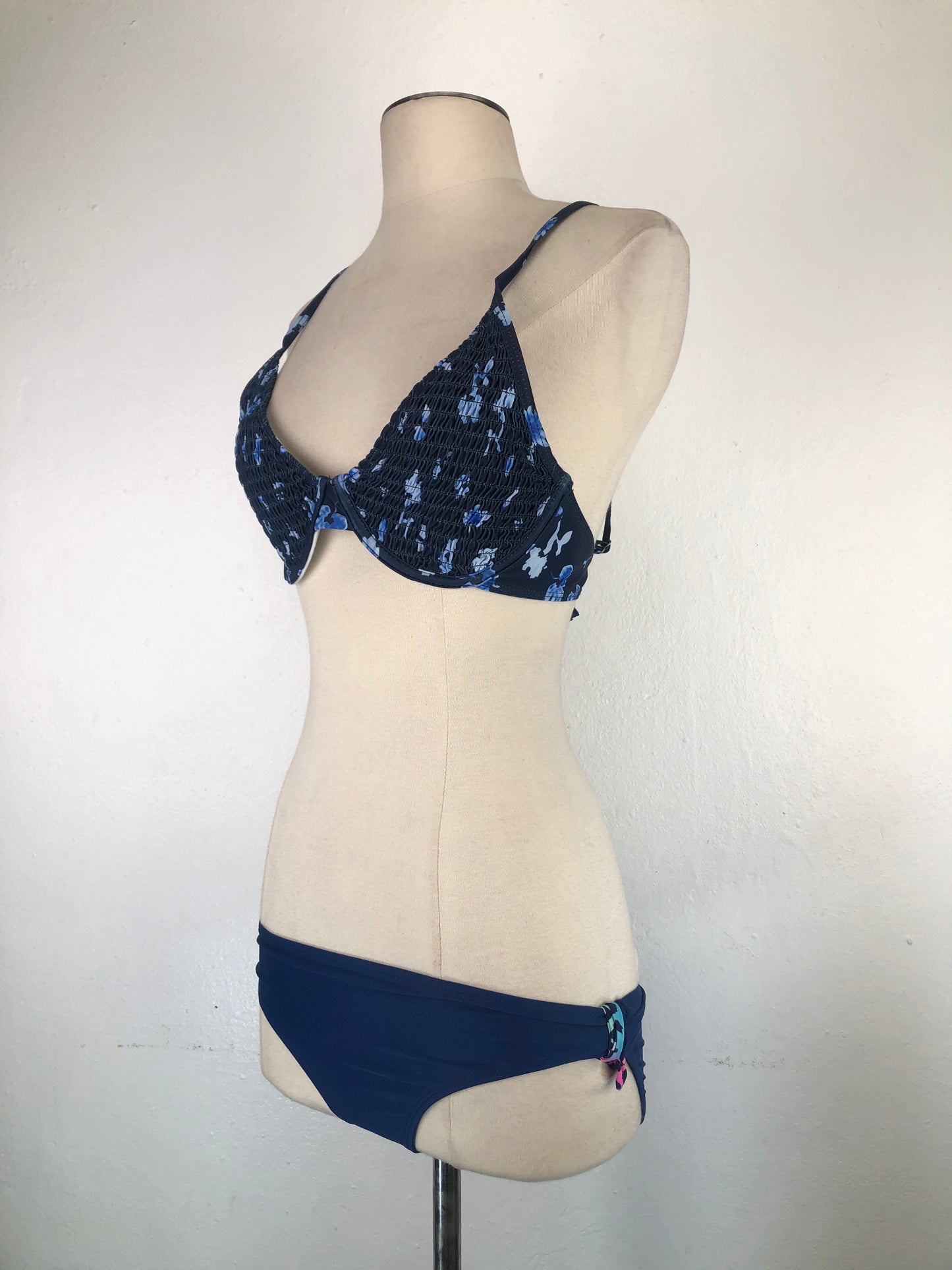 Trajer De Baño Azul Marino De Flores Pink