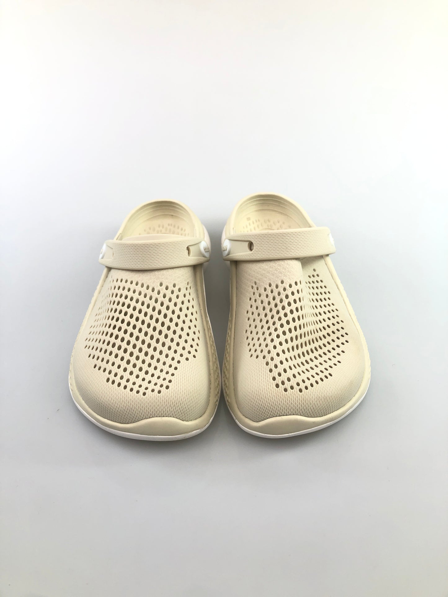 Sandalia crema Crocs