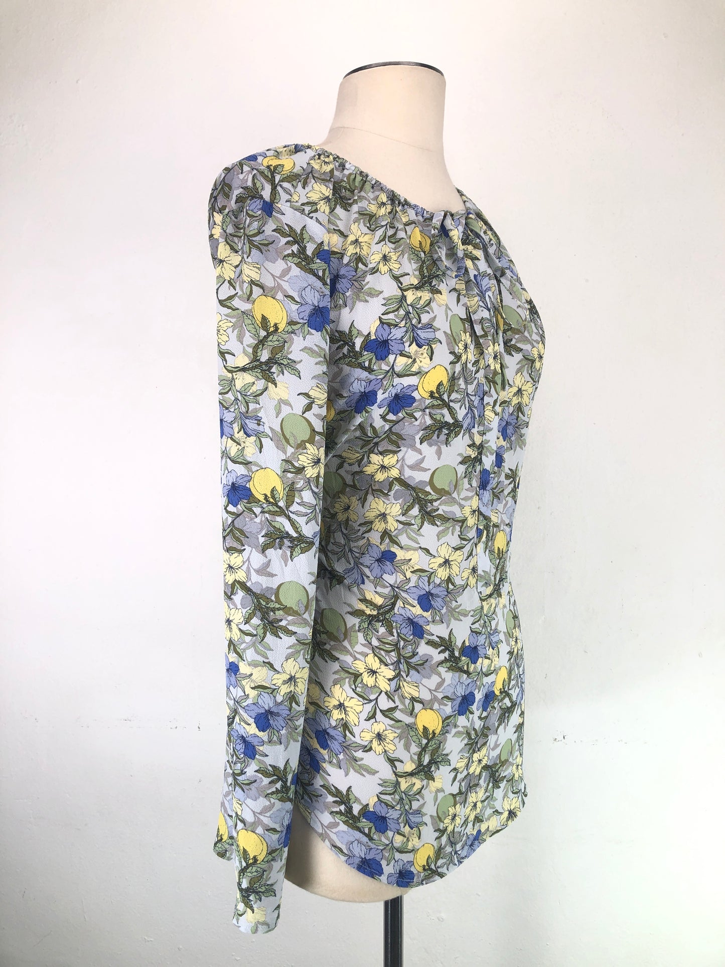 Blusa Gris de Floral C H A U S