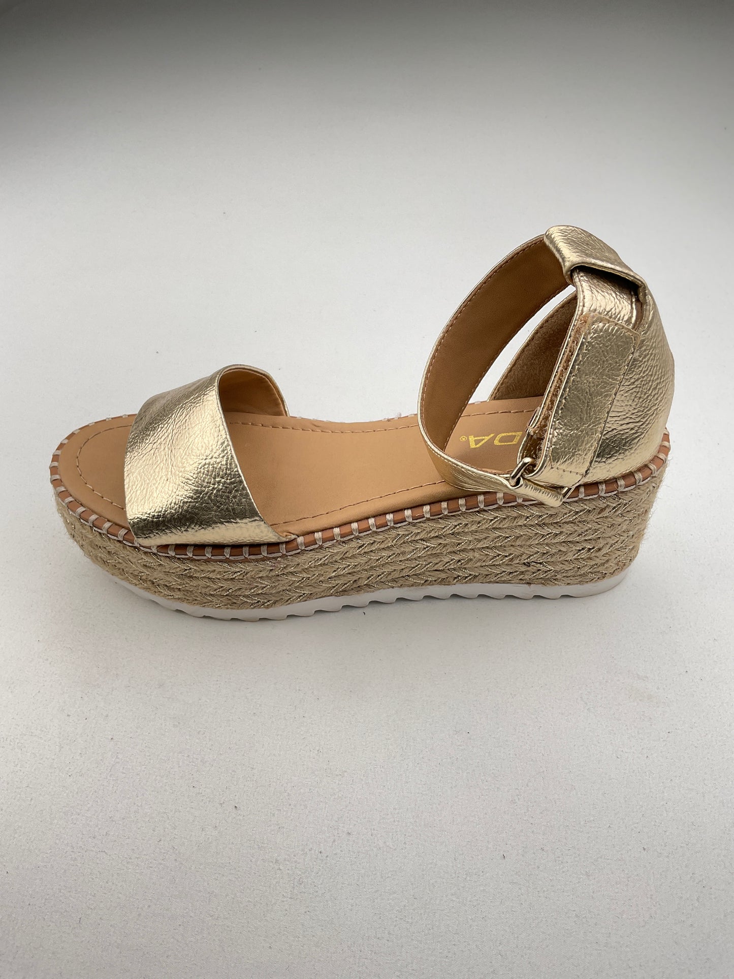 Zapatilla Dorado Plataforma Soda