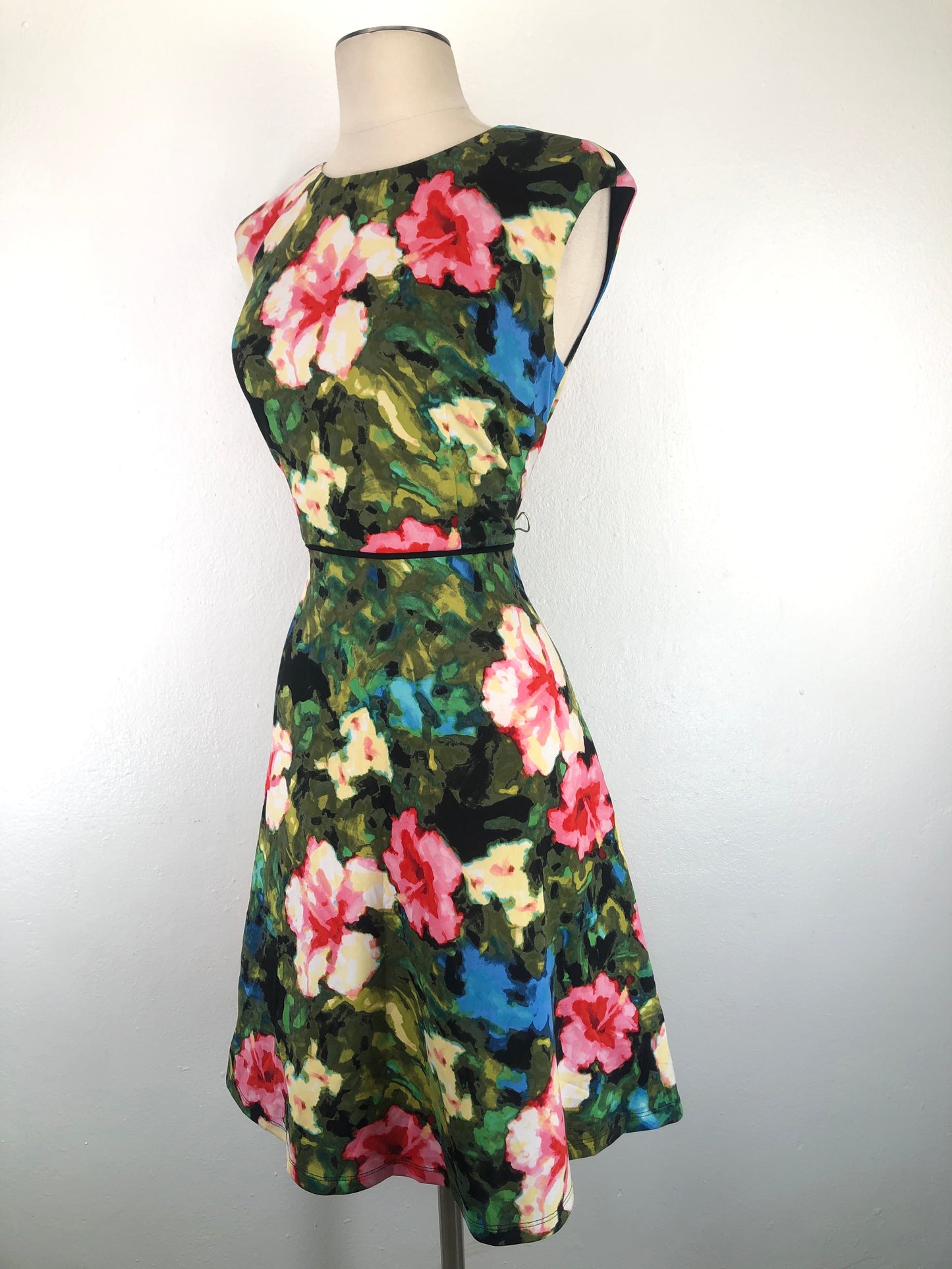 Vestido Multicolor De Flores Maggy London