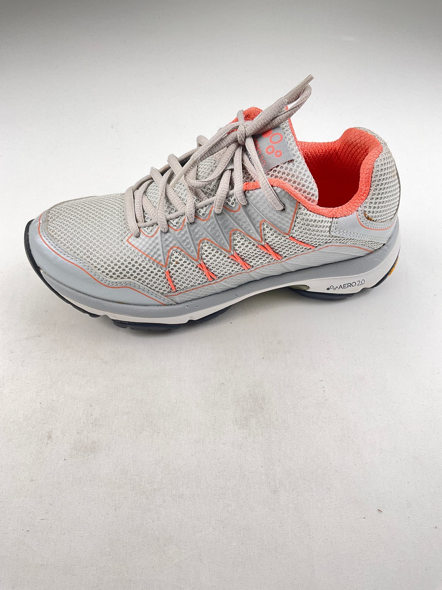 Tenis gris AERO 2.0