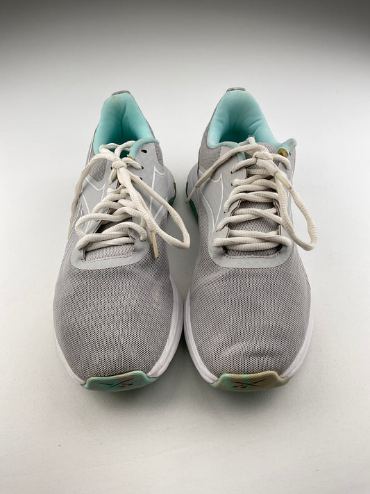 Tenis Gris Deportivo Liquifect