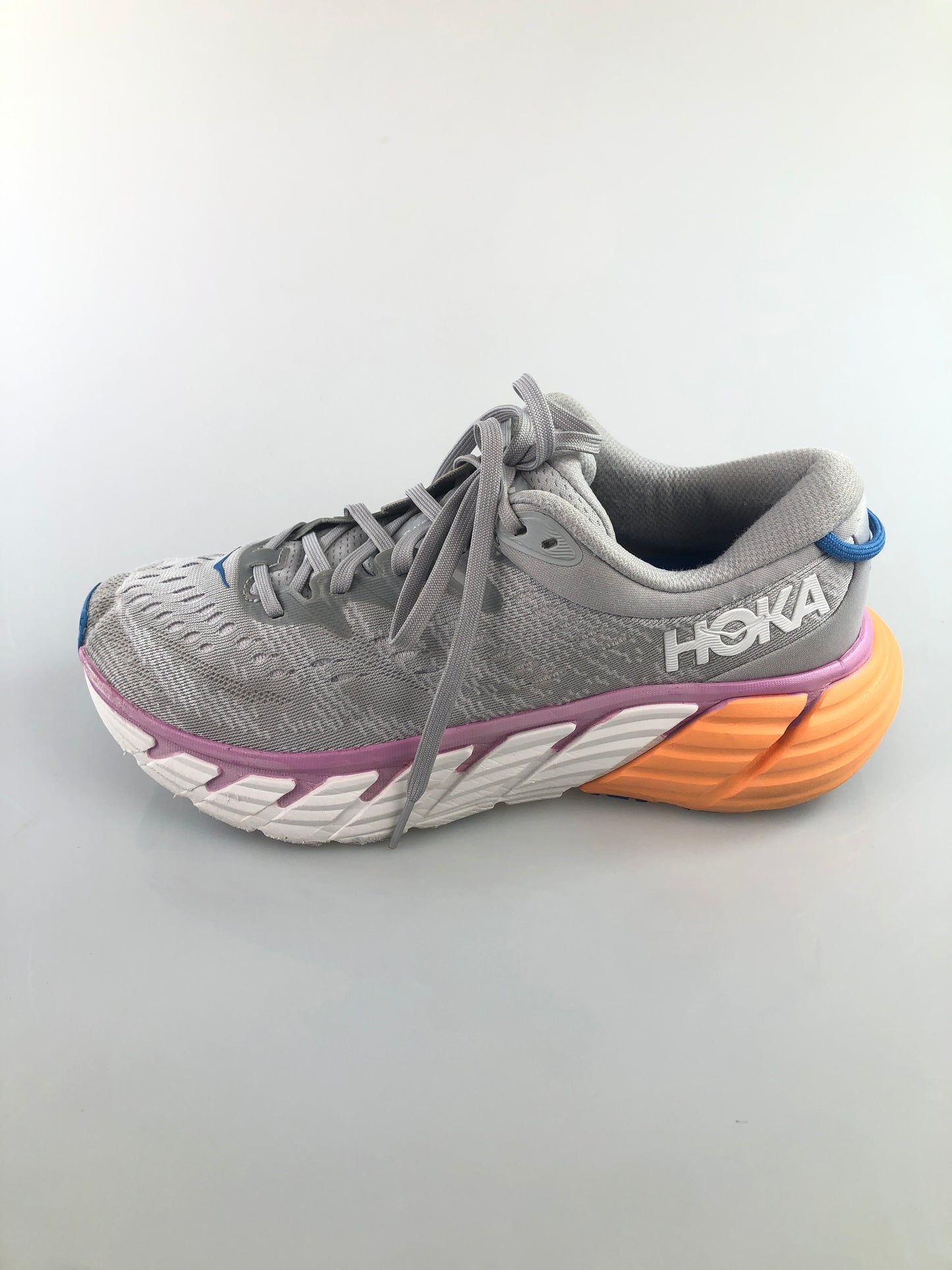 Tenis gris Hoka deportivo