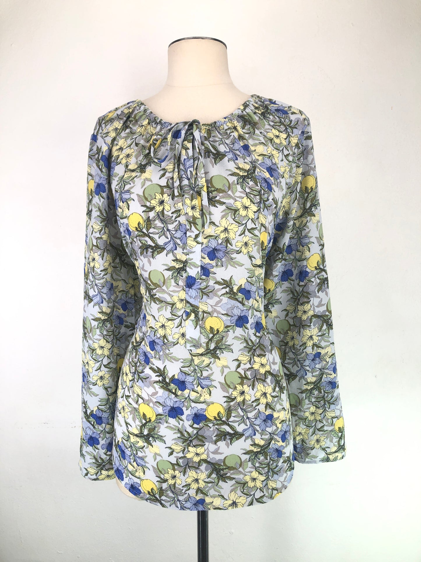 Blusa Gris de Floral C H A U S