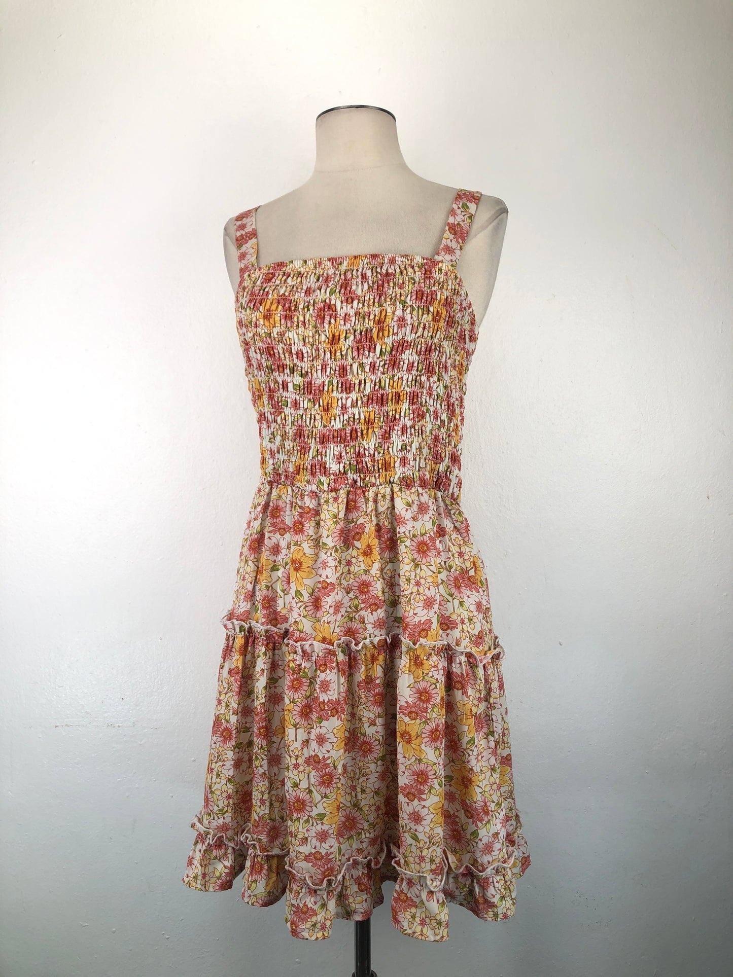 Vestido Crema Floral Cassica Sumpson