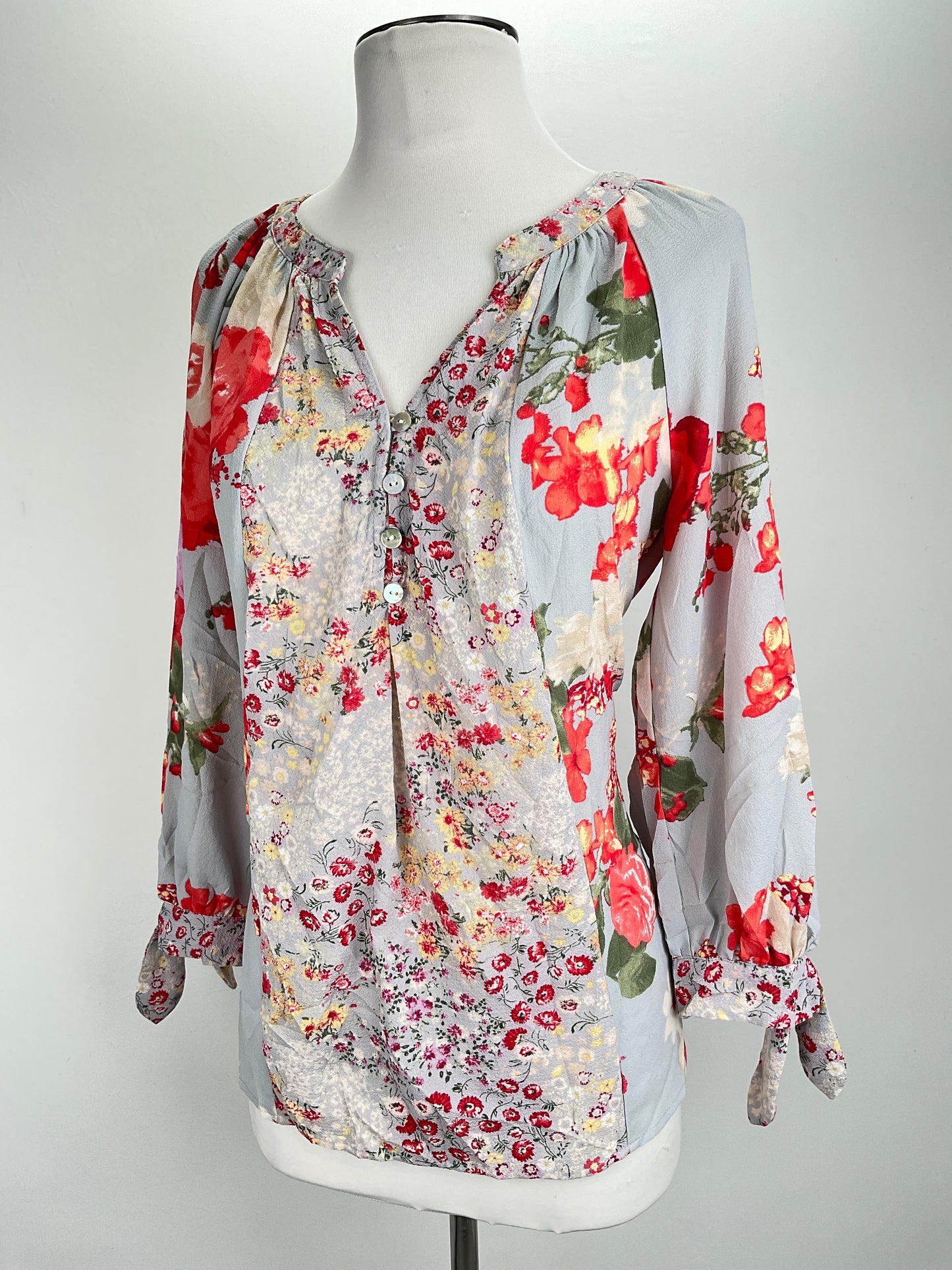 Blusa Gris Floral Fig and Flower