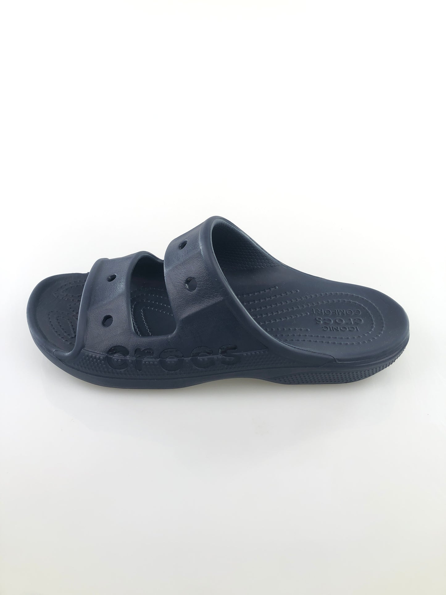 Sandalia Azul Ocuro Con Diseño de Crocs al lado