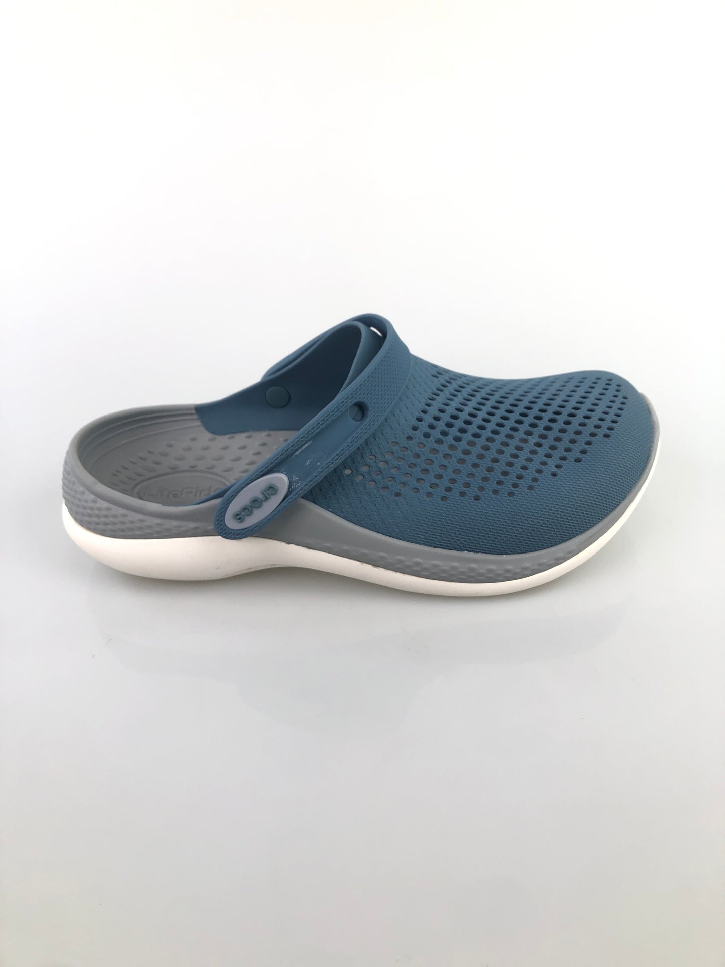 Sandalia Gris Crocs Tipo Tenis