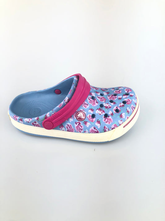 Sandalia Turquesa de Flores Crocs