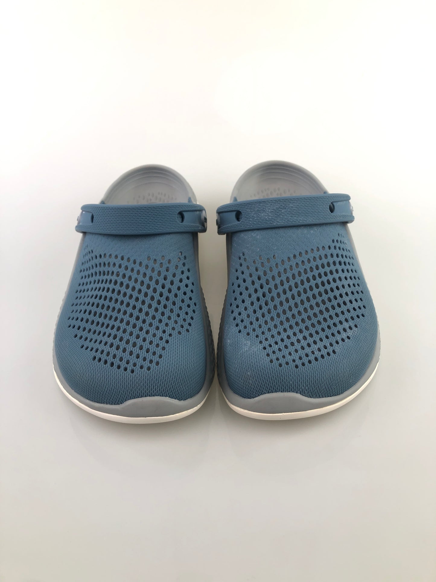 Sandalia Gris Crocs Tipo Tenis