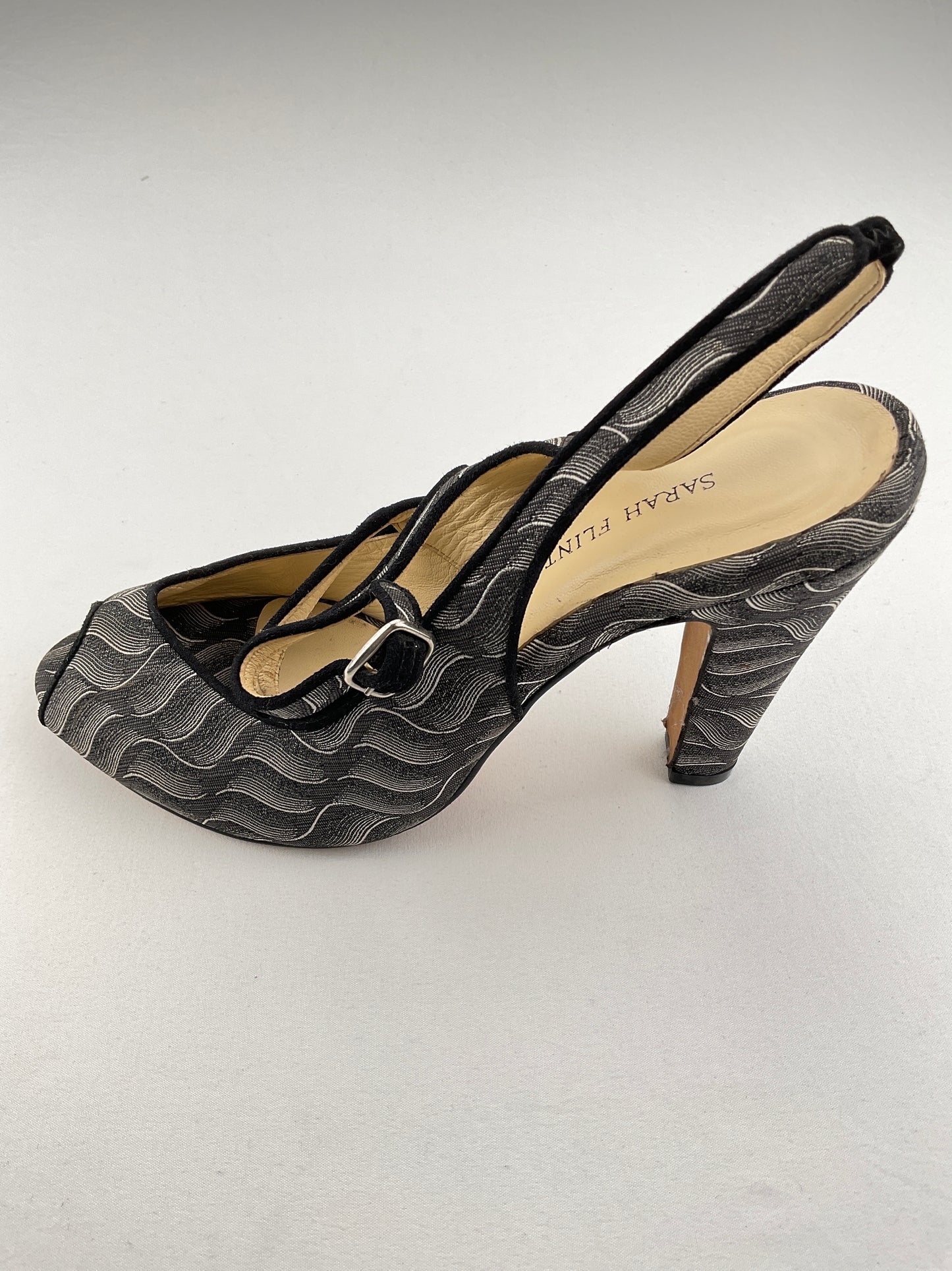 Zapatilla Negro de Tacón Sarah Flint