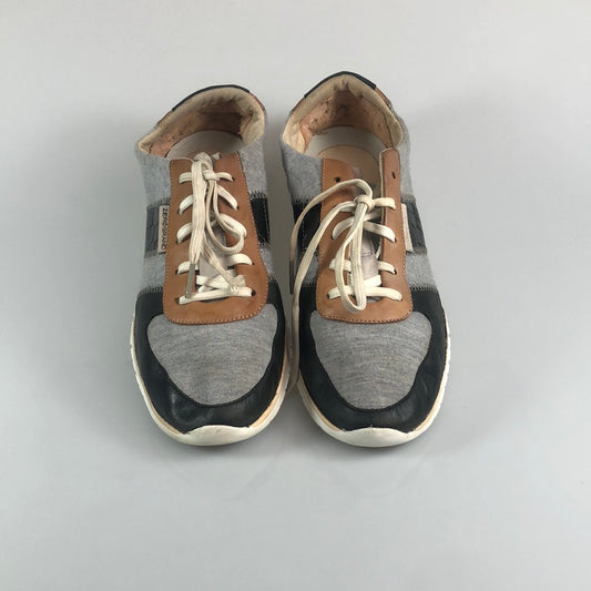 tenis gris Cole Haan