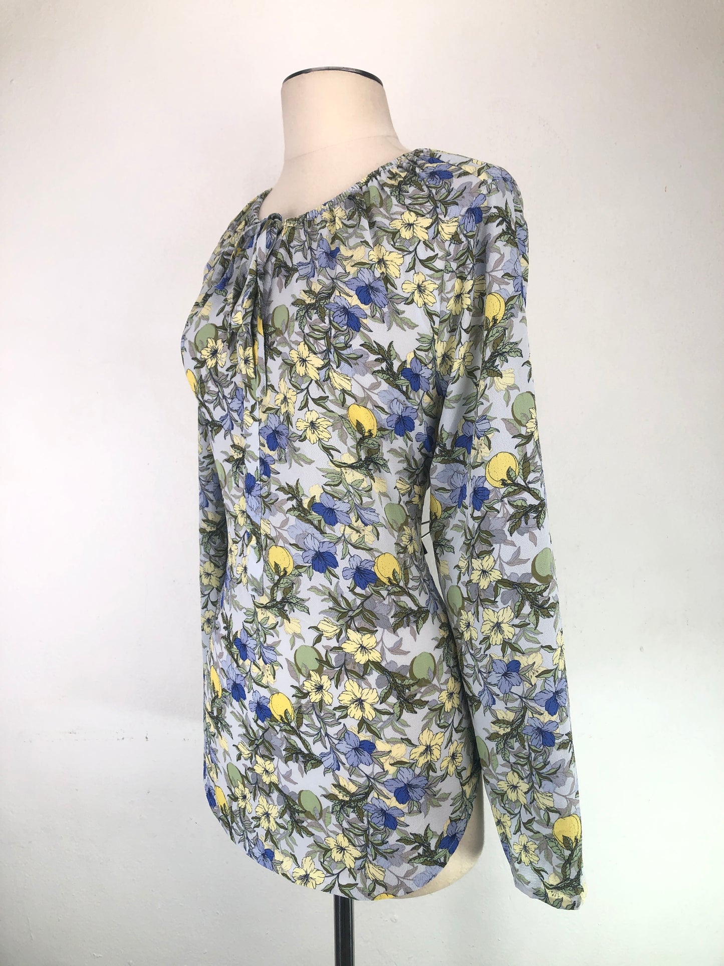 Blusa Gris de Floral C H A U S
