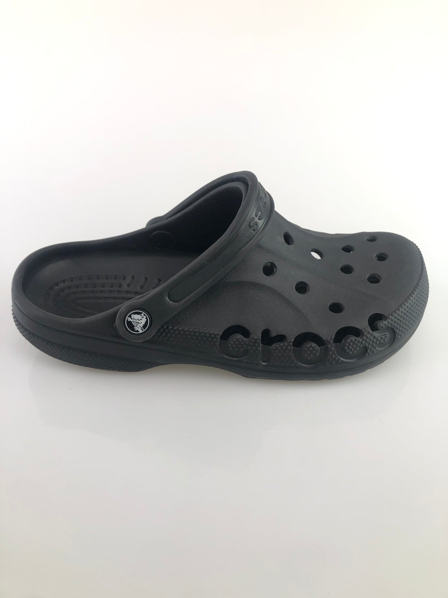Sandalia Negro Con diseño de crocs al lado