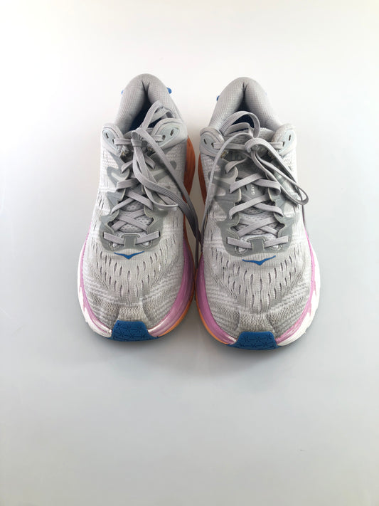 Tenis gris Hoka deportivo