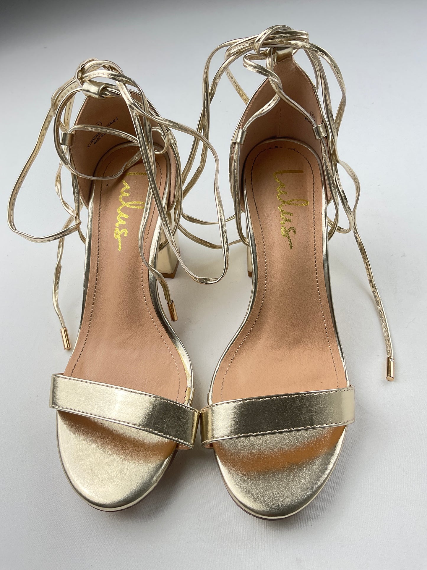 Zapatilla dorado Materials