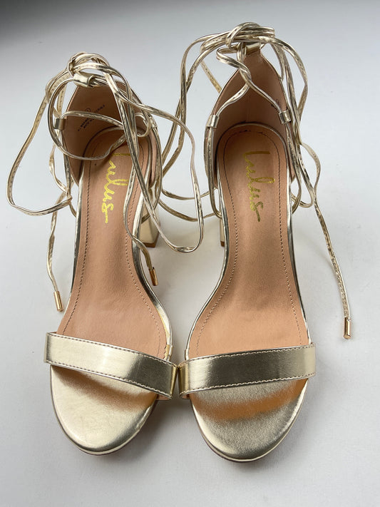Zapatilla dorado Materials