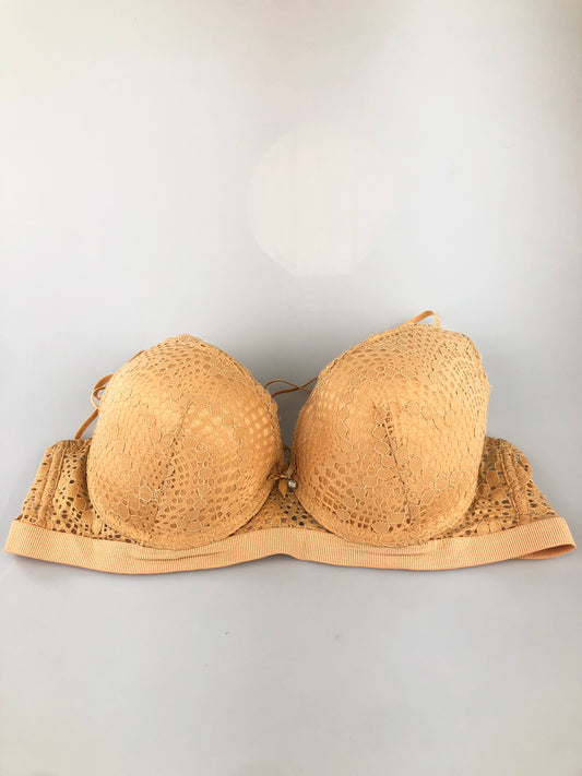 Brasier Nude Kiss Tell