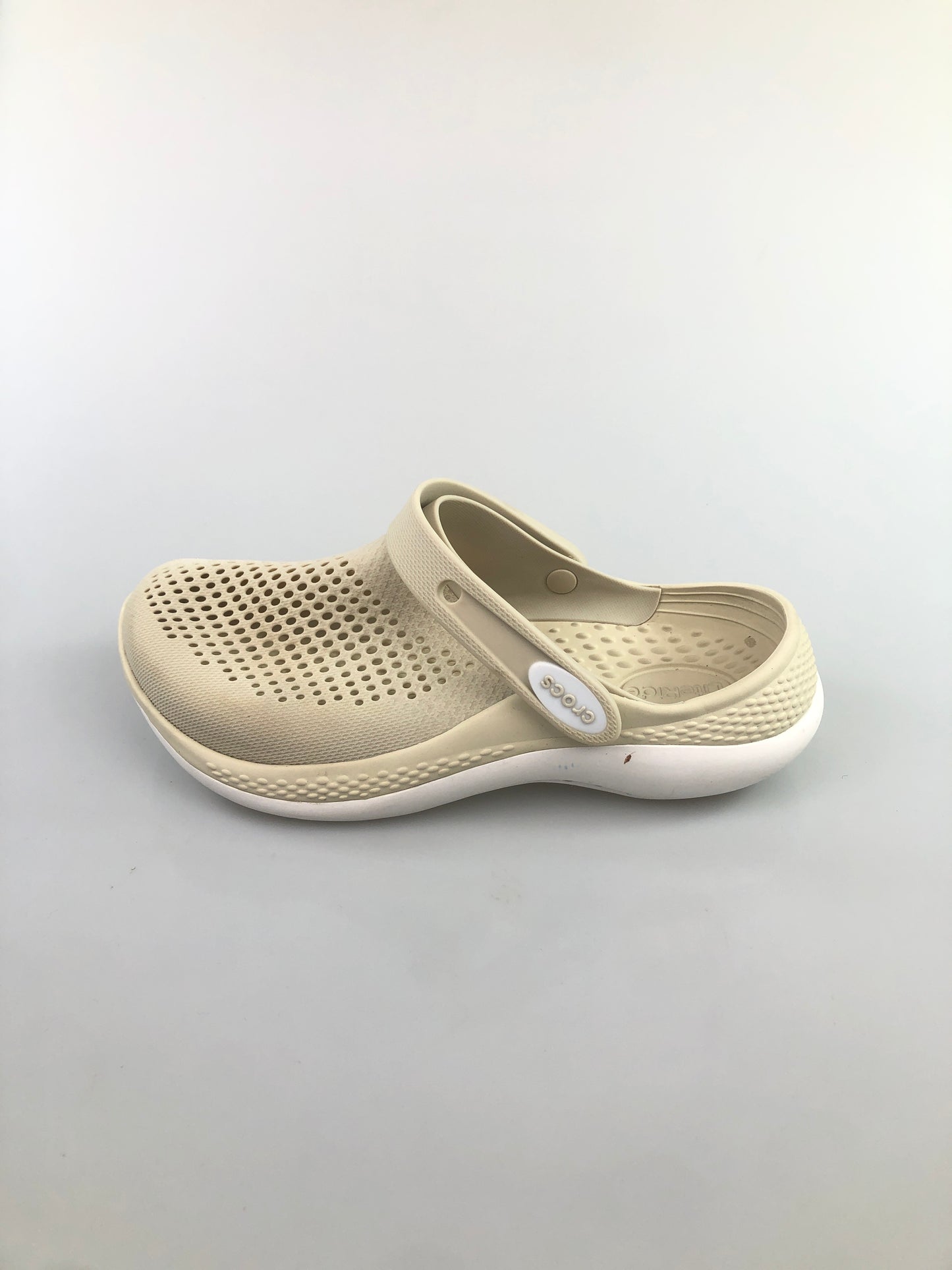 Sandalia crema Crocs