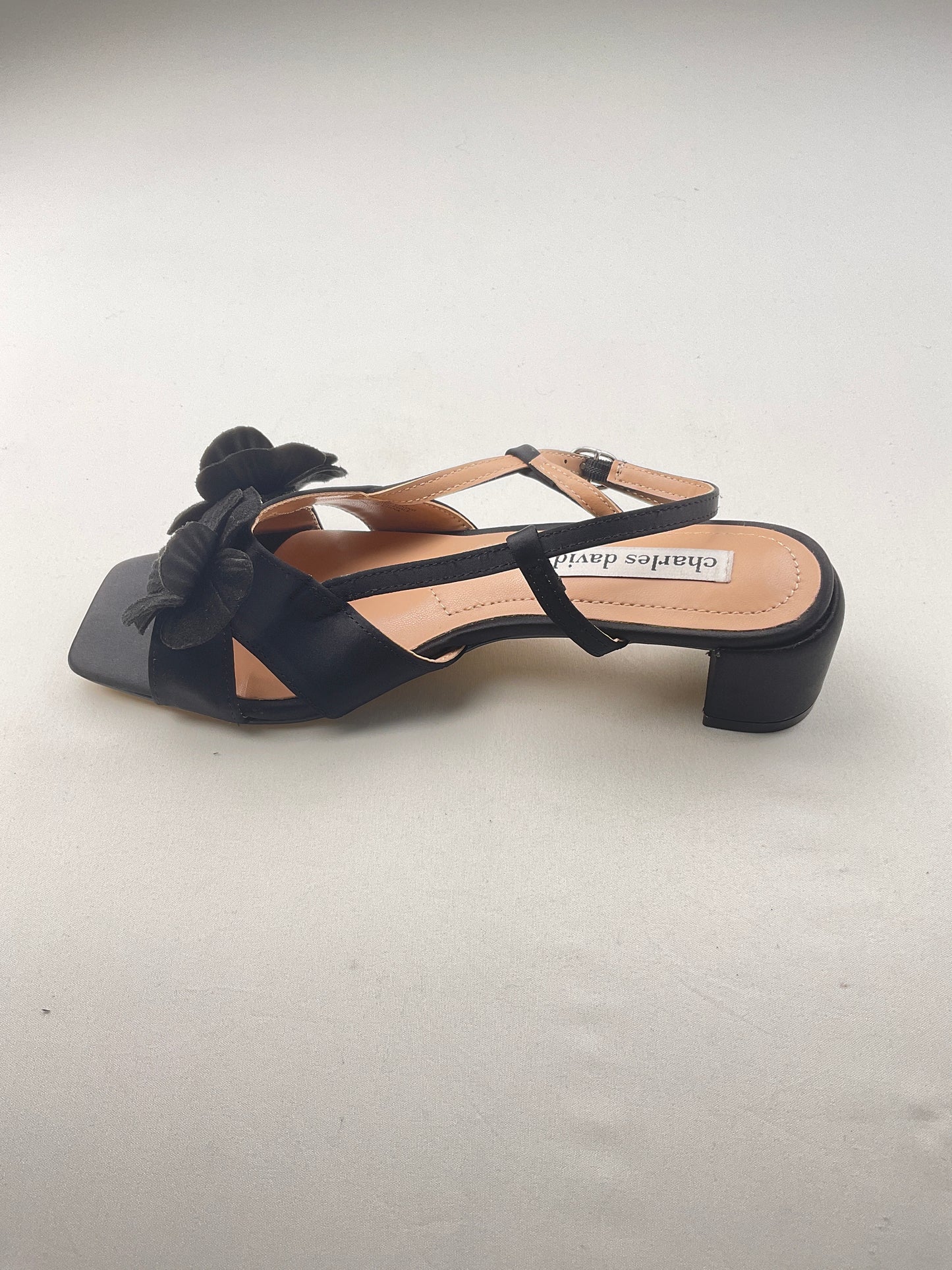 Zapatilla negro charles DVD