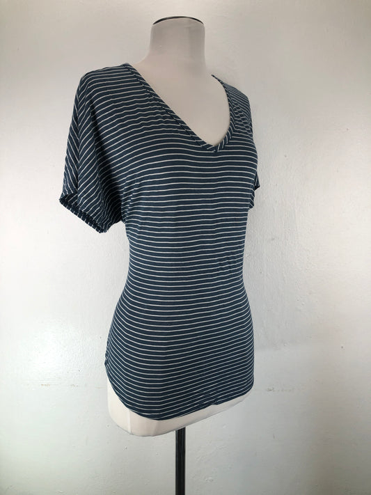 Blusa Camiseta Gris de Rayas Thread