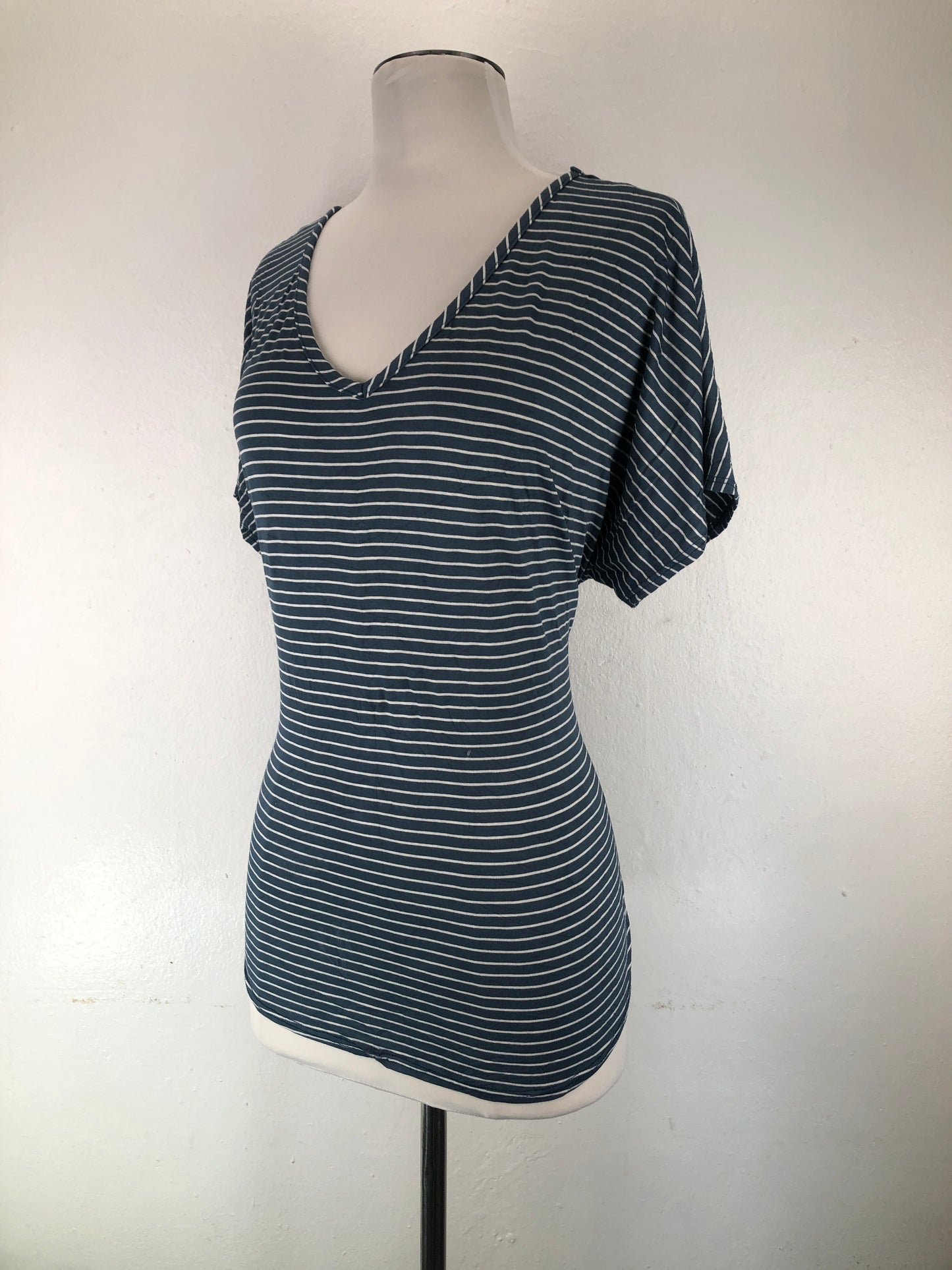 Blusa Camiseta Gris de Rayas Thread