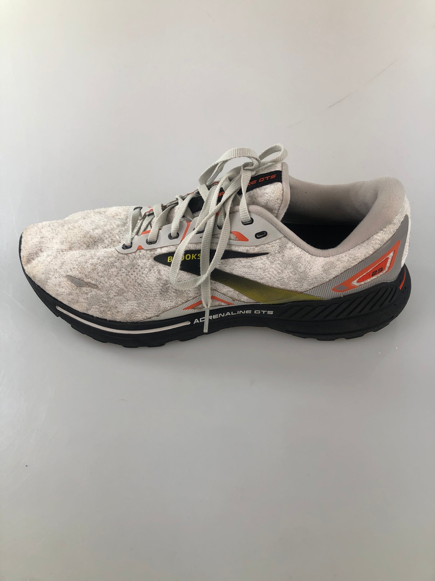 Tenis Crema Deportivo Brooks