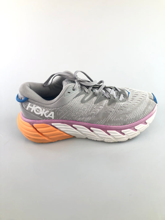 Tenis gris Hoka deportivo