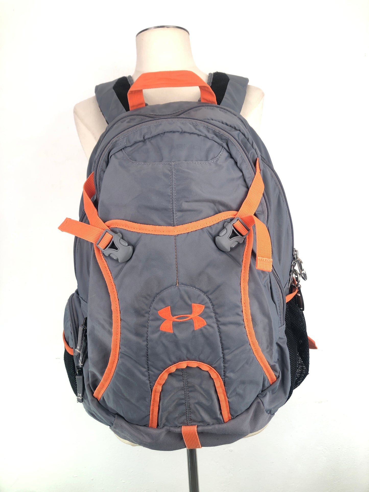 Mochila Gris Under Amour