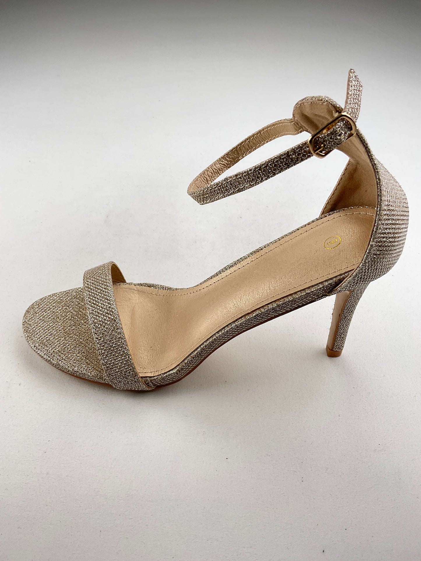 Zapatilla Dorado de Tacón Variangis