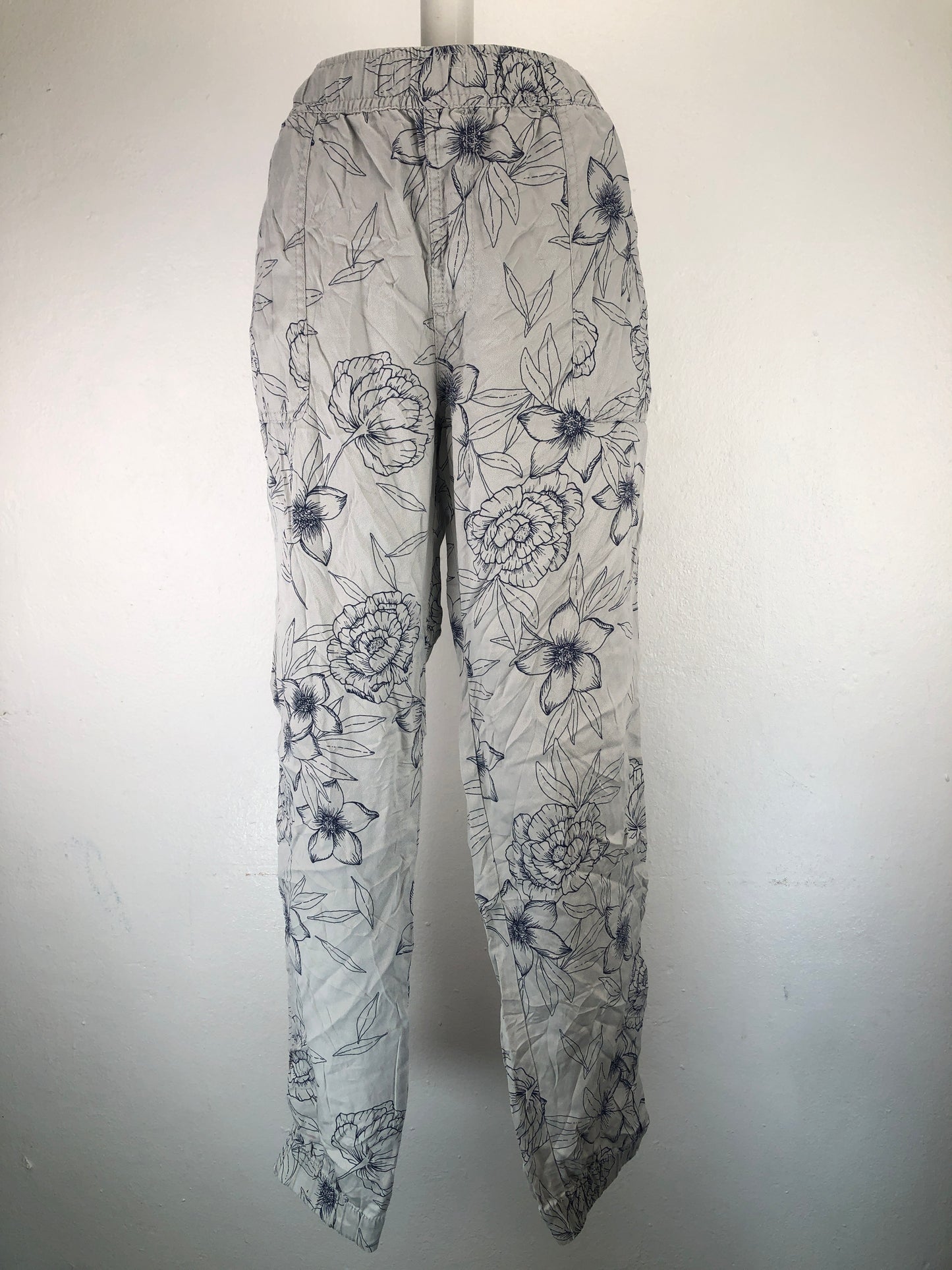 Jogger Gris De Flores C C Clifornia