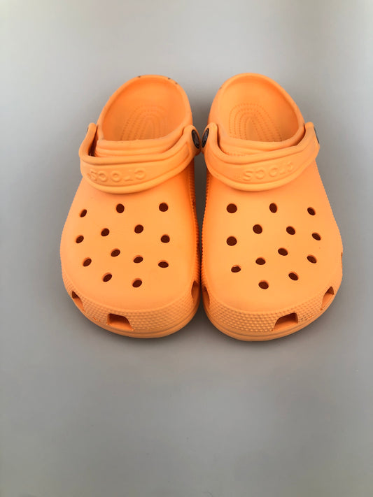 Sandalia naranja Crocs