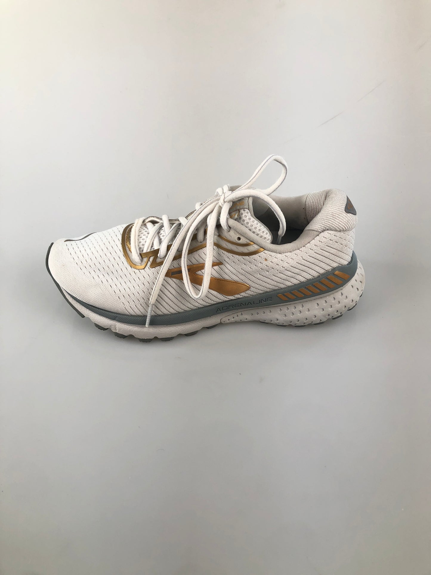 Tenis Crema Deportivo Brooks