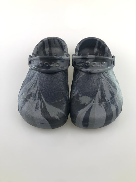 Sandalia Multicolor gris con Negro Crocs