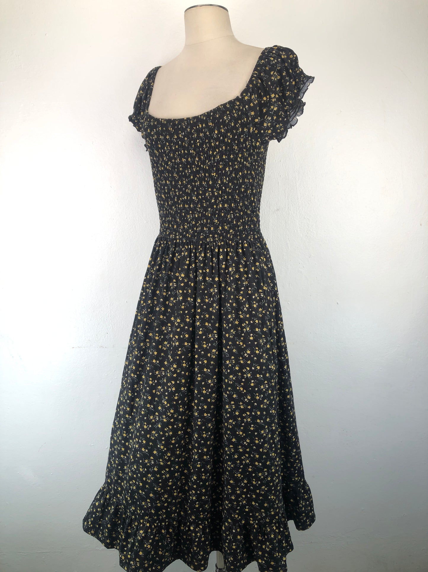 Vestido Negro de Floral Urban Outfitters