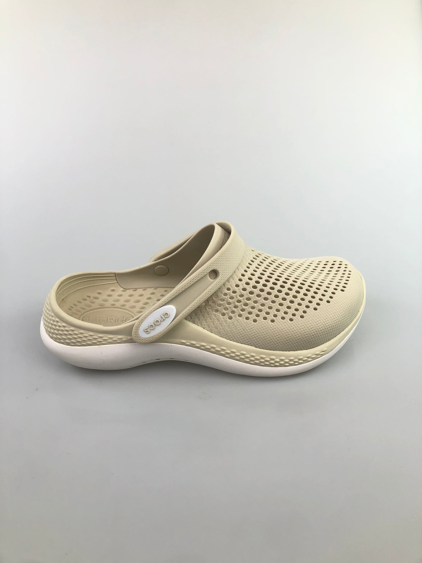 Sandalia crema Crocs