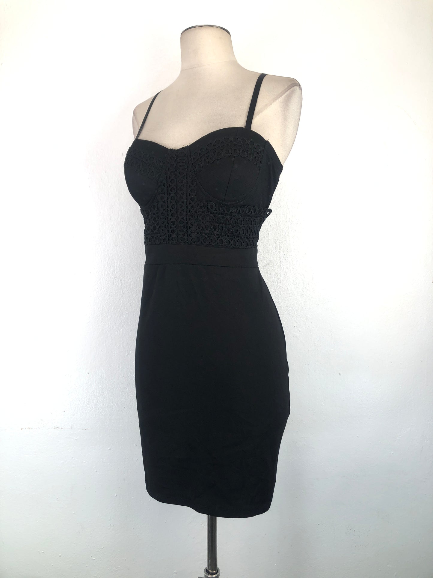 Vestido negro haute monde