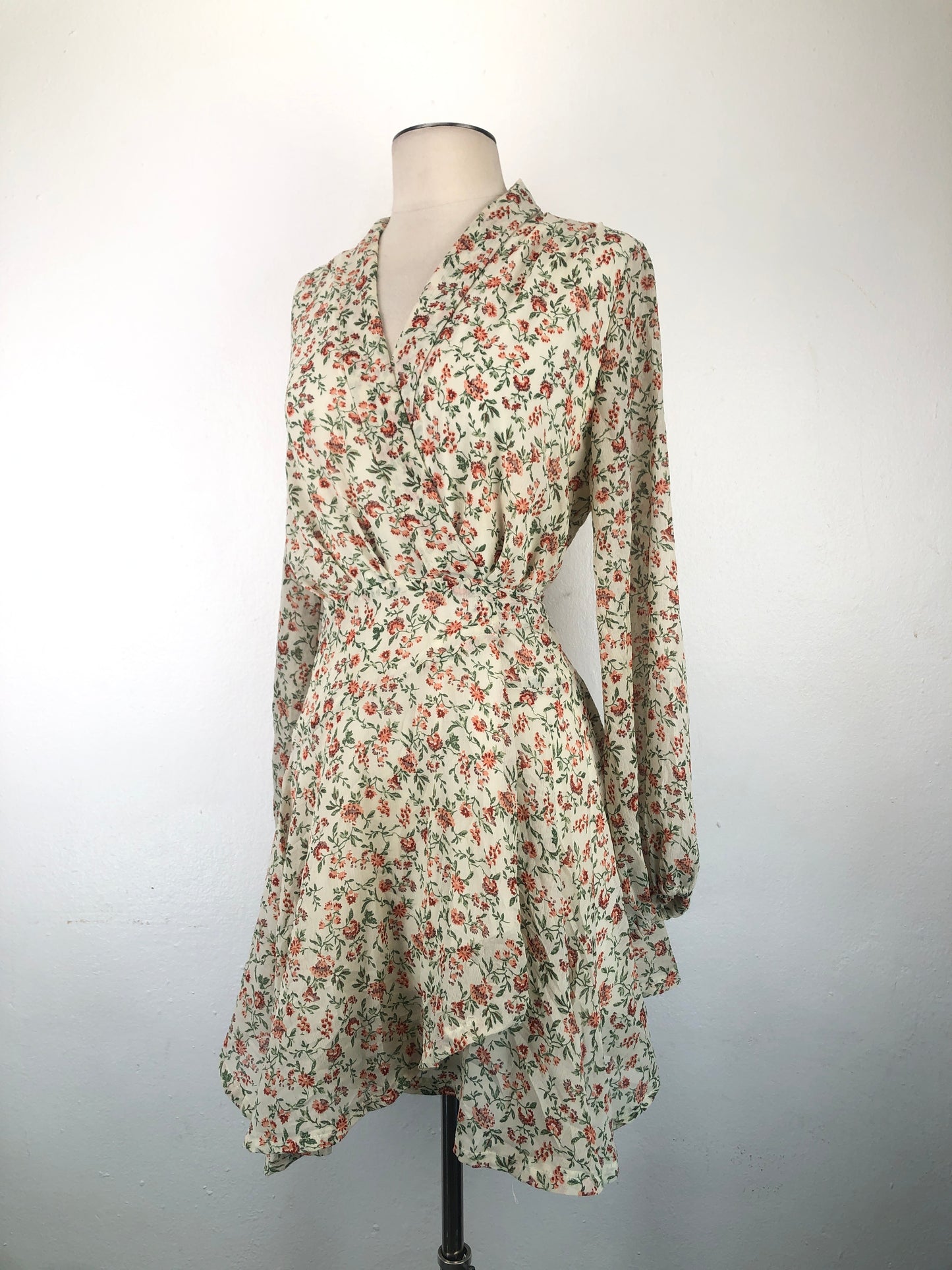 Vestido Crema Floral Into