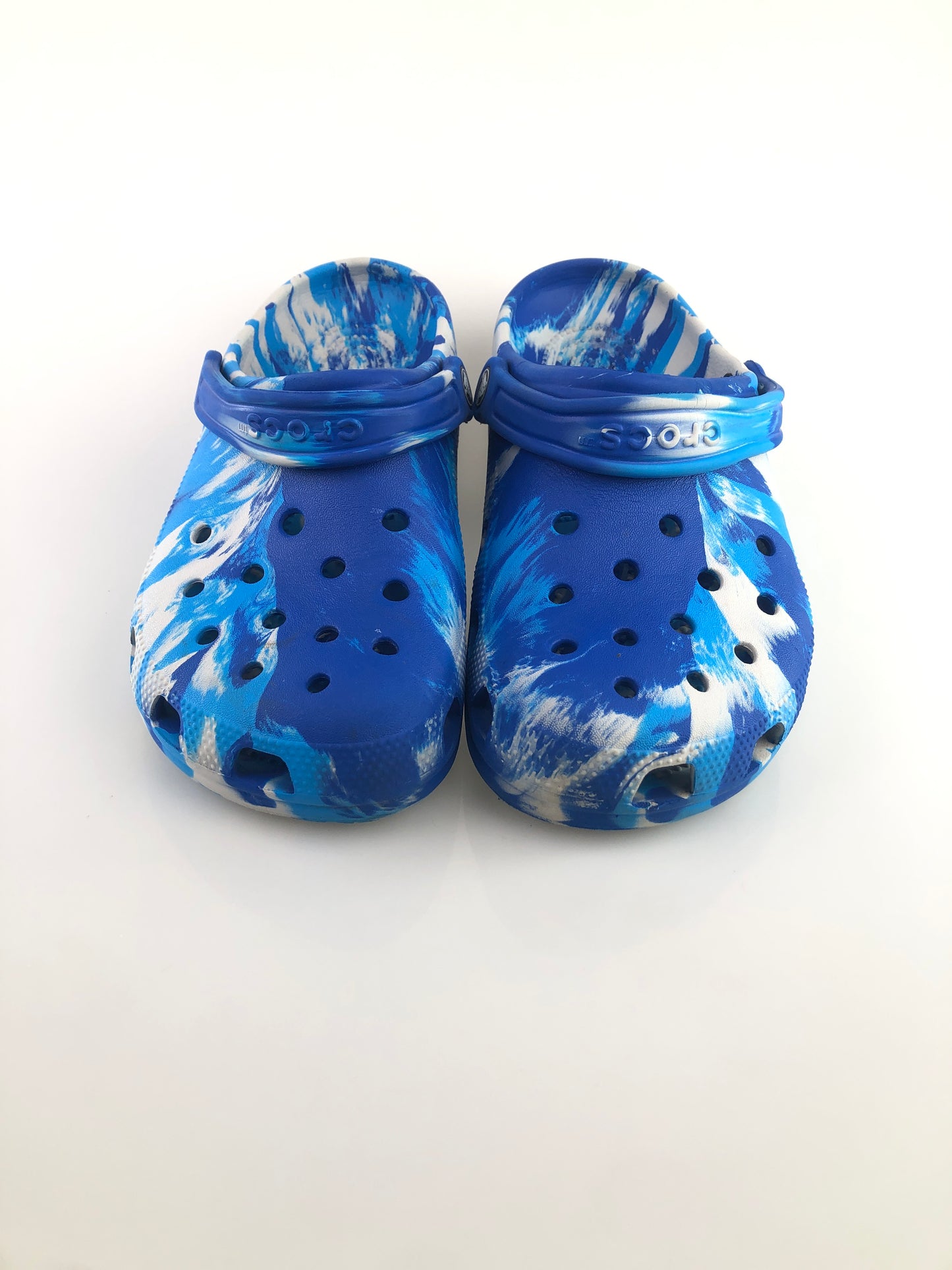 Sandalia Multicolor Azul y Blanco Crocs