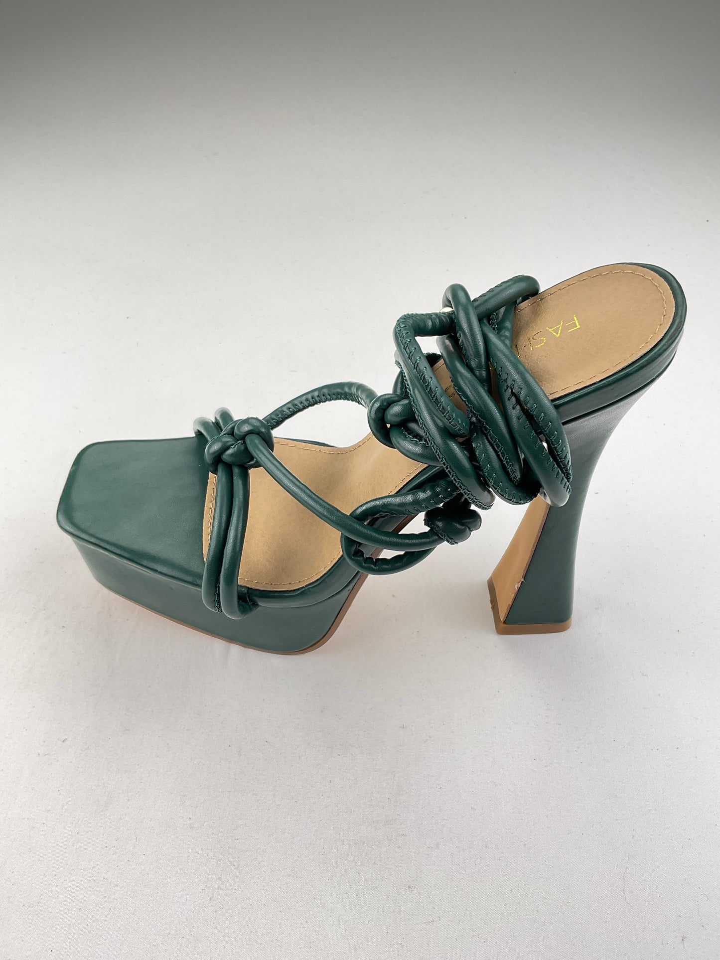 Zapatilla Verde de Tacón Fashion Nova