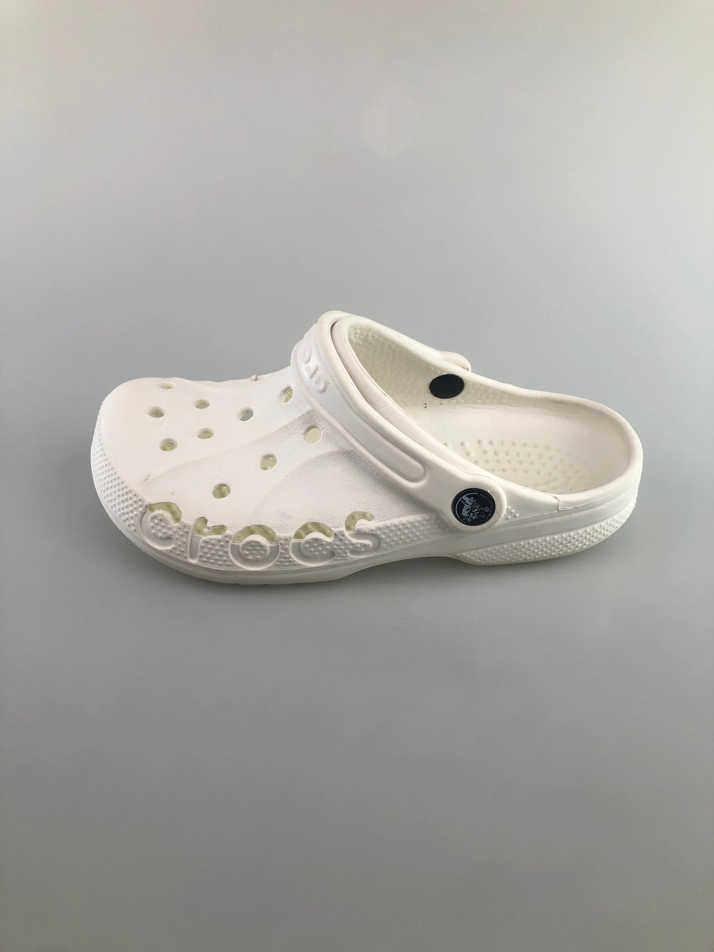Sandalia Blanco Con Diseño Crocs al lado