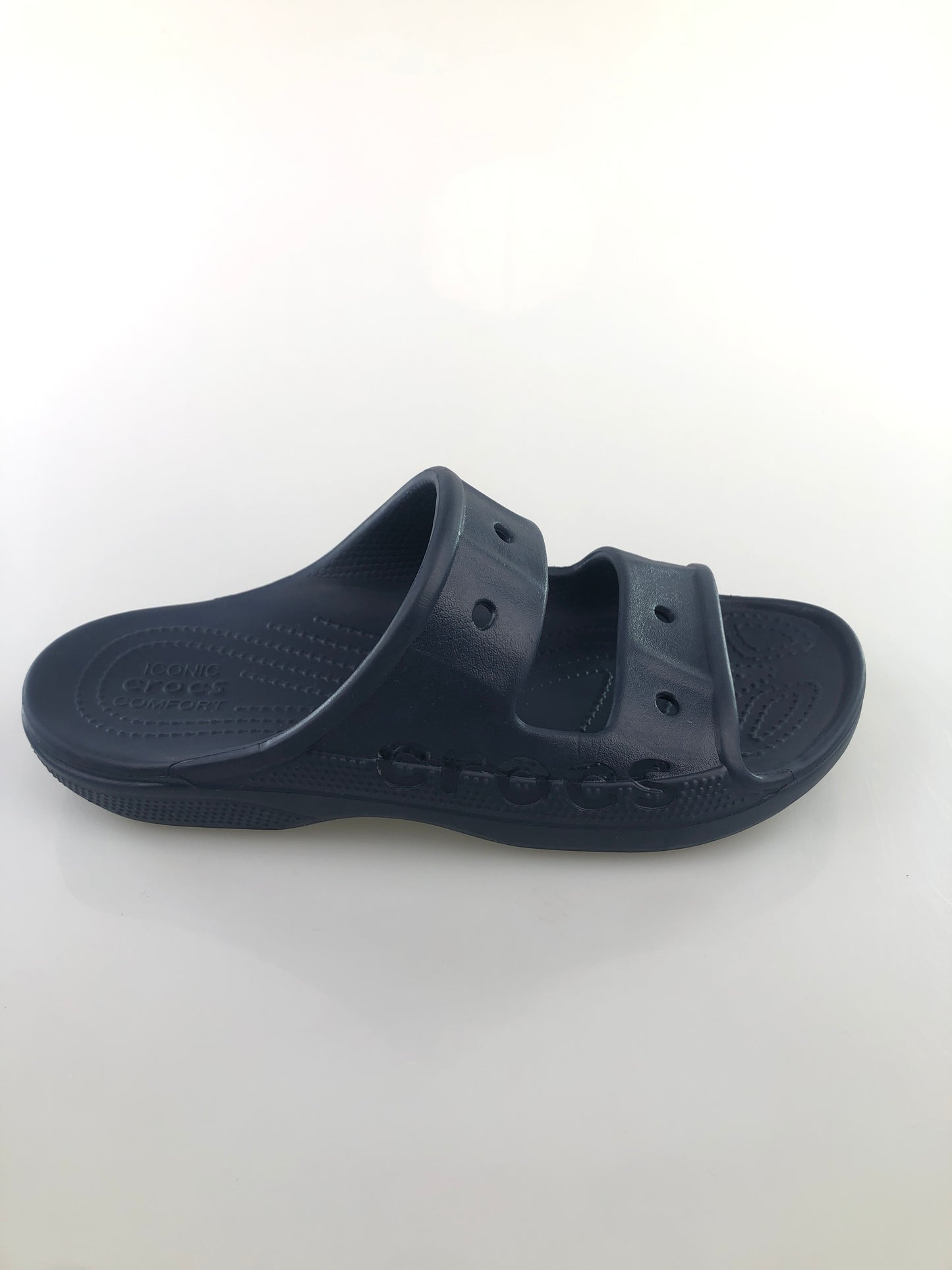 Sandalia Azul Ocuro Con Diseño de Crocs al lado