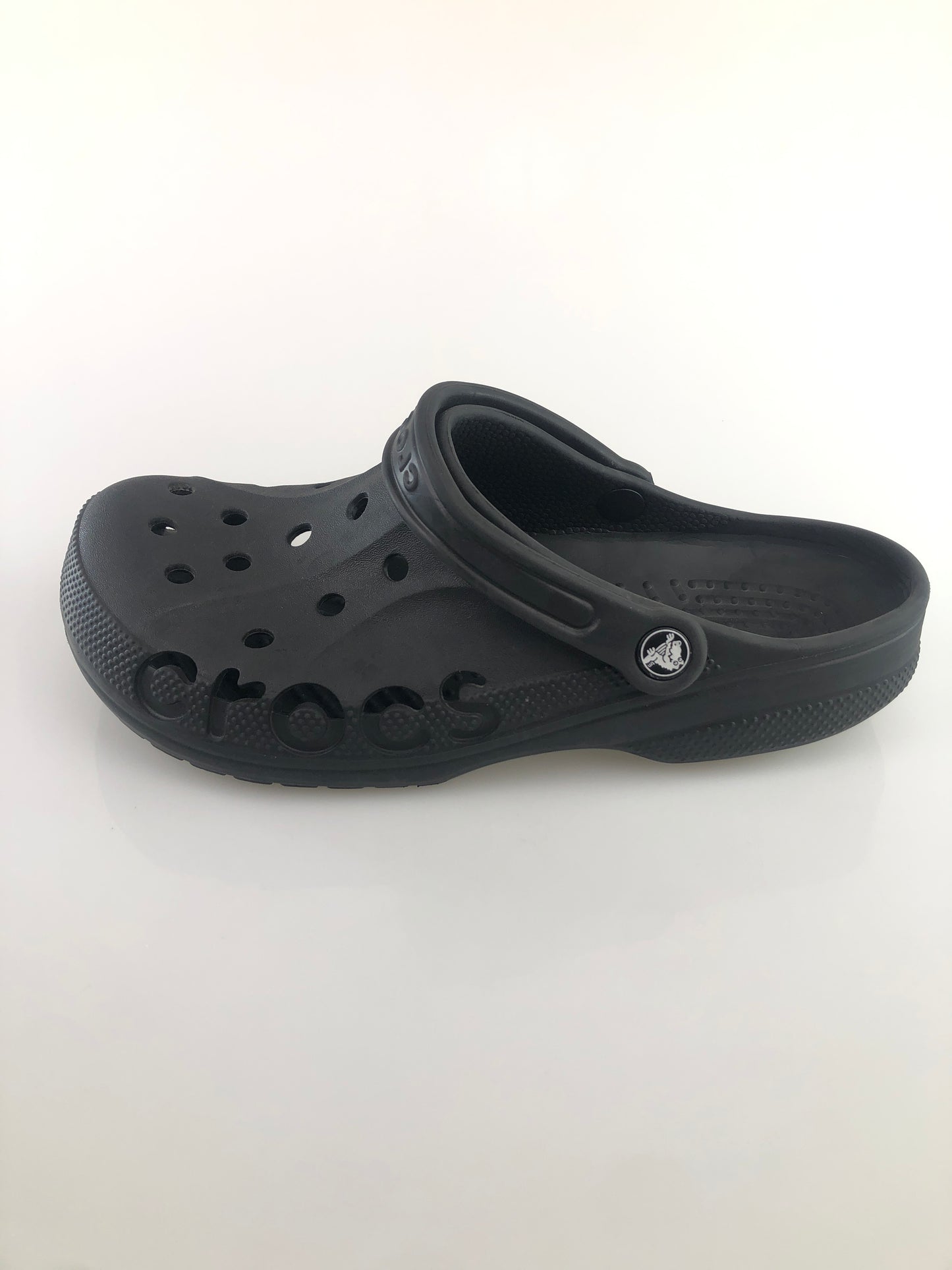 Sandalia Negro Con diseño de crocs al lado